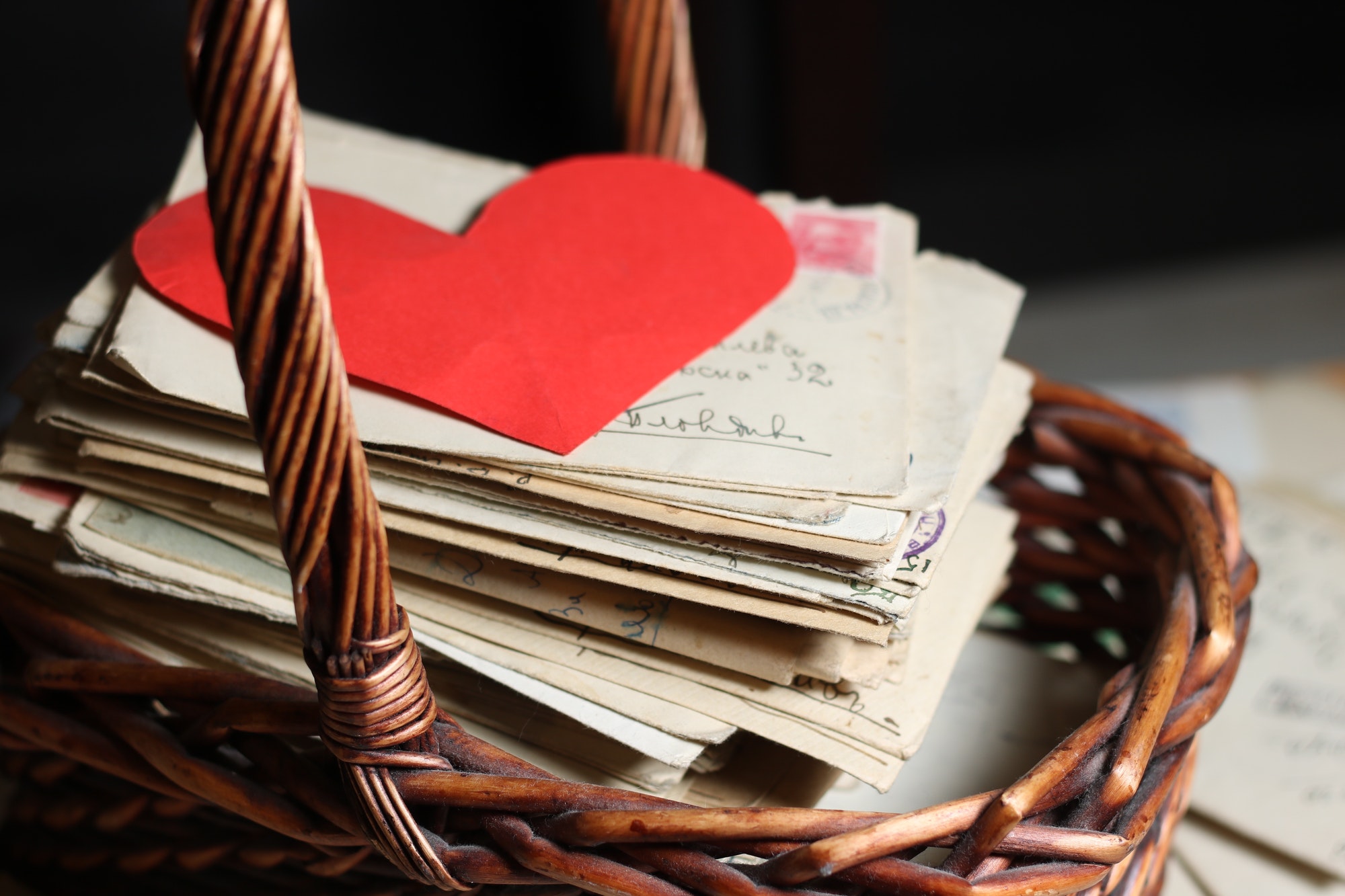 Comment la voyance en ligne gratuite peut aider dans les relations à distance