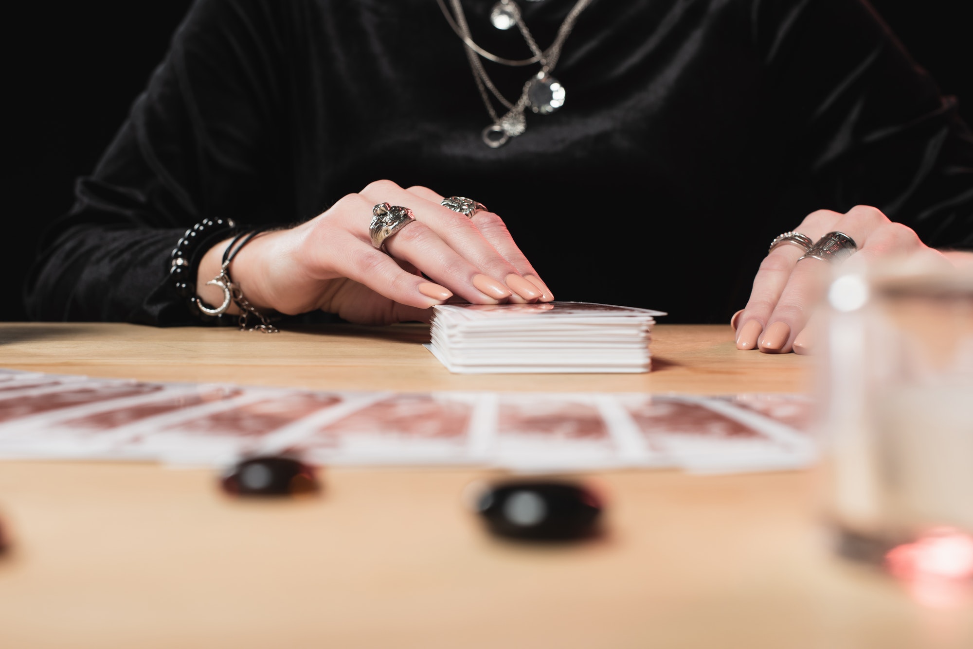 Les techniques de tirage de tarot en voyance gratuite par chat