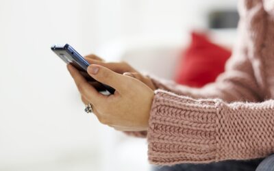 Voyance par SMS: Votre guide spirituel dans la paume de votre main