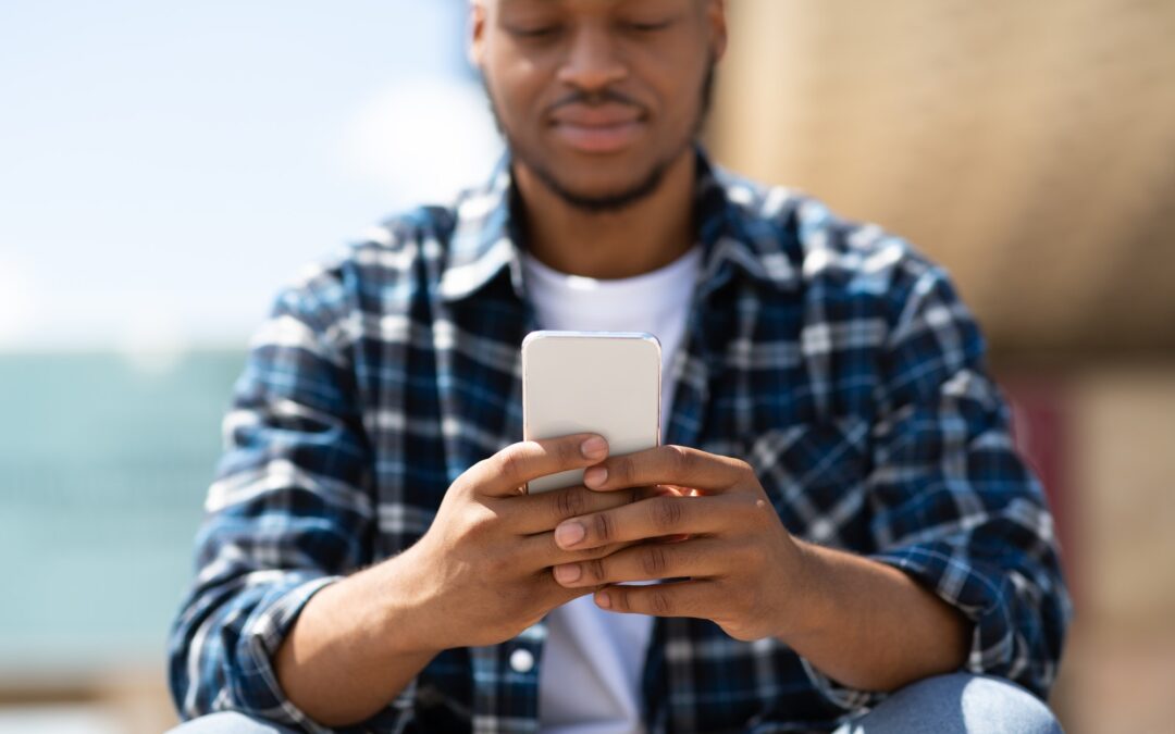 Un message du destin: Comment la voyance par SMS façonne l&rsquo;avenir